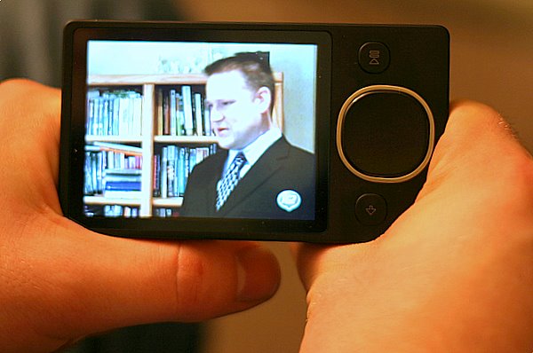 This is the best way to hold a Zune 80